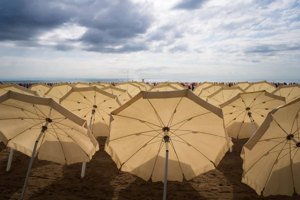 Rij Van Open Paraplu Het Strand Bewolkte Lucht Achtergrond — Stockfoto