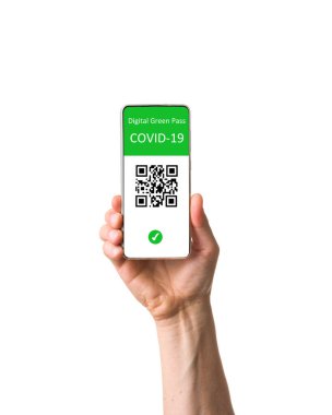 Beyaz arka planlı bir el tarafından tutulan cep telefonunun ekranında QR kodu olan AB 'nin dijital yeşil geçiş kartı. Covid-19 'dan dokunulmazlık. Avrupa 'da kısıtlamalar olmaksızın seyahat izni.