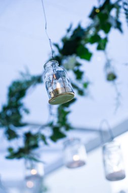 Bahçe ışıkları için mum asılmış şişe.