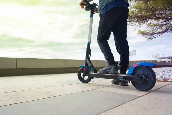 Çocuk Şehrin Rıhtımında Elektrikli Scooterda Durmuş — Stok fotoğraf