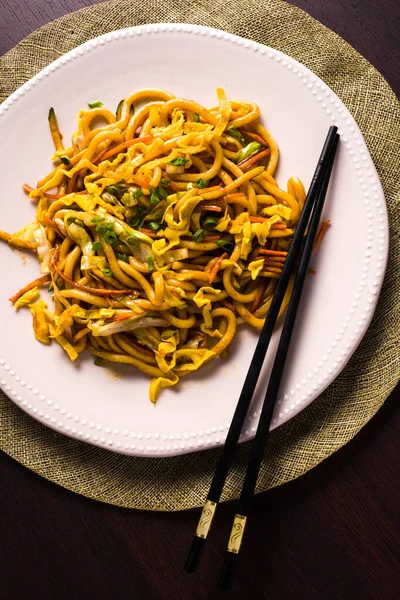 Masasında çubuklar olan Asya vejetaryen erişteleri. detay