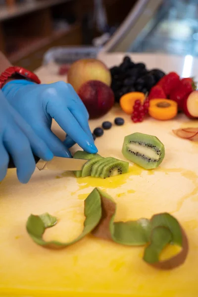 アイスクリームボウルを飾るために果物をカット 職人技 キウイカット — ストック写真
