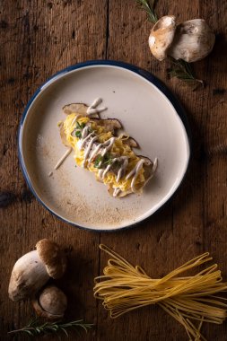 kabile buğdaylı tagliolini soya mayonezli ve kremalı peynir ve biberli taze porcini mantarlı.