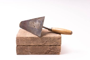 Mason 'ın tuğla ustası malası. Beyaz arka plan. inşaat kavramı