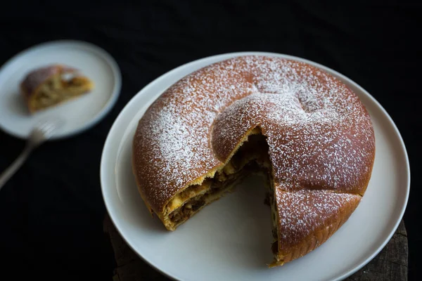 İtalya 'nın Friuli Venezia Giulia bölgesinde bulunan Natisone Vadisi' nin tipik Gubana keki. Ceviz, bal, çam fıstığı ve kuru üzümle doldurulmuş..