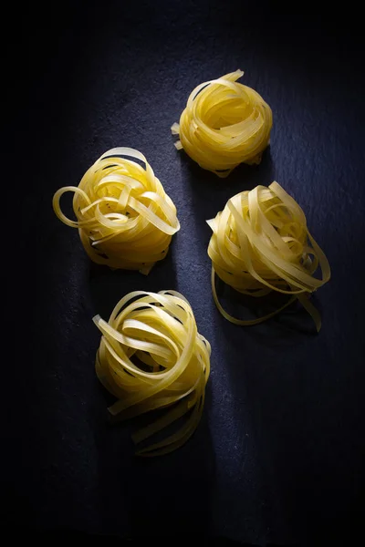イタリアのパスタ麺 暗い背景の麺 イタリアパスタのコンセプト — ストック写真