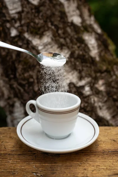 Tasse Kaffee Mit Xylit Teelöffel Hintergrund Birkenrinde — Stockfoto