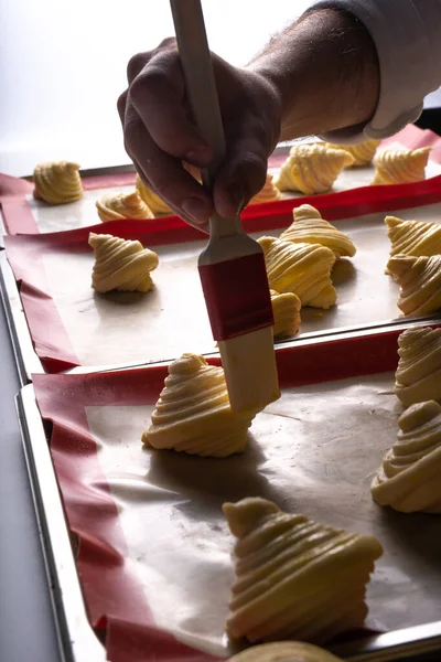 Cukrász Kezének Részletei Miközben Tálcán Mossa Croissant Okat Mázhoz — Stock Fotó
