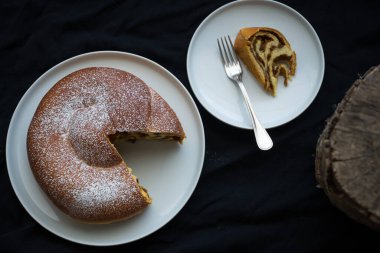 İtalya 'nın Friuli Venezia Giulia bölgesinde bulunan Natisone Vadisi' nin tipik Gubana keki. Ceviz, bal, çam fıstığı ve kuru üzümle doldurulmuş..