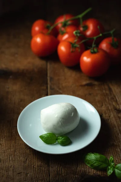 Mozzarella Auf Einem Teller Mit Basilikumblättern Und Tomaten Auf Dem — Stockfoto
