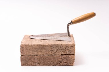 Mason 'ın tuğla ustası malası. Beyaz arka plan. inşaat kavramı