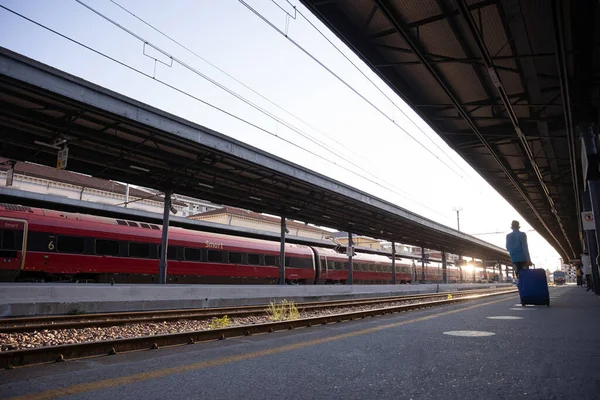 Stazione Ferroviaria Treno Arriva Mentre Viaggiatore Con Carrello Cammina Lungo — Foto Stock