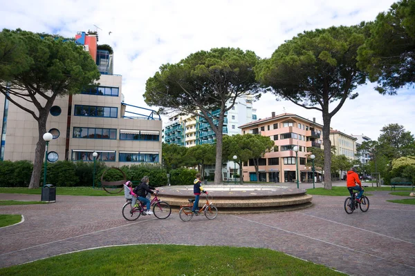 Grado Italië Mei 2021 Familie Fietsen Door Palatucci Tuinen Stad — Stockfoto