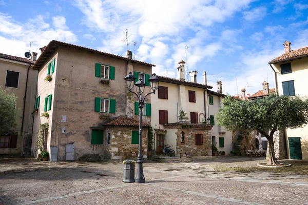 Grado, İtalya. 15 Mayıs 2021 Eski Grado şehrinin tipik İtalyan evleri.