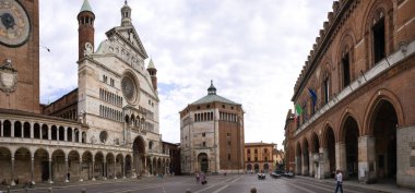 Cremonese, İtalya - 10 Eylül 2021 Piazza del Comune manzaralı Santa Maria Assunta Katedrali, vaftiz ve sağ tarafta Cremona belediye binası