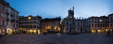 Udine, İtalya - 29 Ağustos 2021. Piazza San Giacomo Panoraması, İtalya 'nın Udine şehrinde alacakaranlıkta.