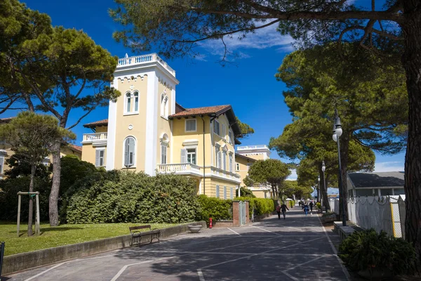 Grado, İtalya. 15 Mayıs 2021 Grado şehrinin rıhtımındaki antik binalar. Friuli İtalya