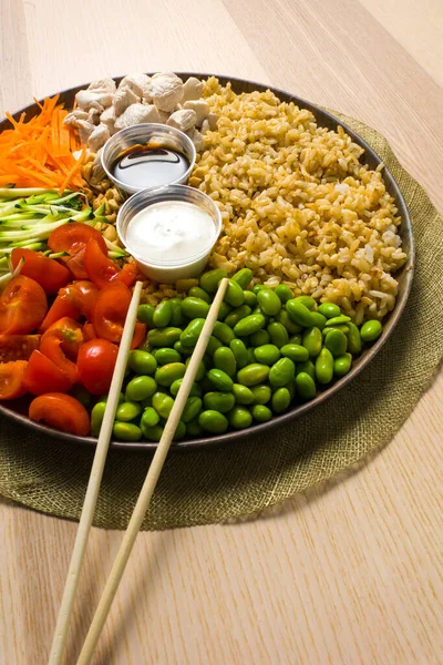 アジア料理の具材を使った料理の箸で詳細 チェリートマト ズッキーニ ヨーグルトソース — ストック写真