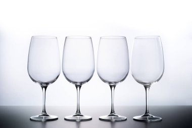 Gradyan beyaz arkaplanda boş kırmızı şarap kadehleri