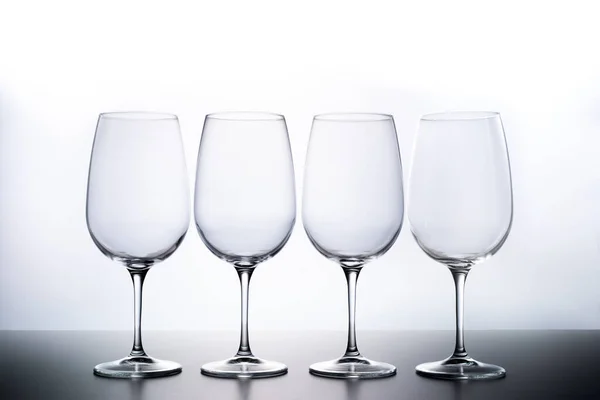 Gradyan beyaz arkaplanda boş kırmızı şarap kadehleri