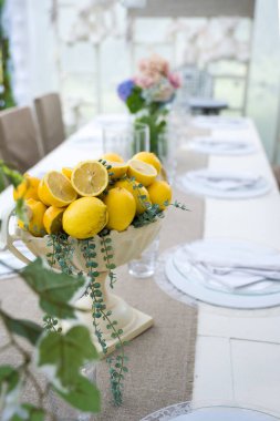 Masa seti ve taze limonlar.