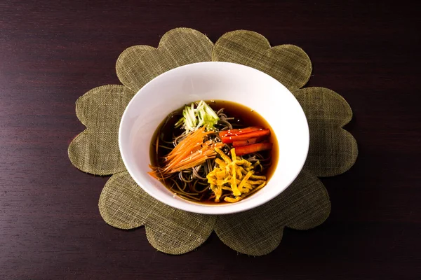 暗い木のテーブルの上に冷たいそばとプレート アジア料理 — ストック写真