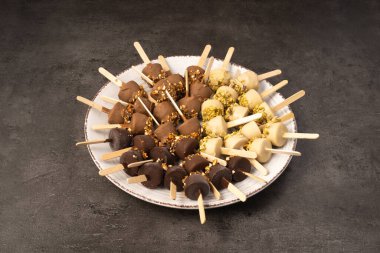 Tabakta dondurma dolu çikolata topları.