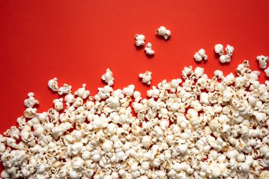 Kırmızı arka planda bir sürü patlamış mısır. dağınık patlamış mısır grubu