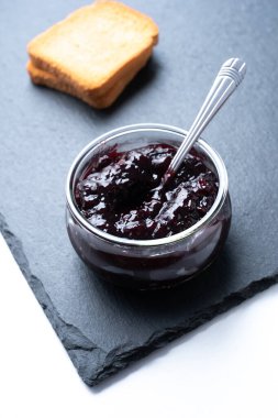 Bir kavanoz kiraz reçeli, yanında da rusklar. kahvaltı kavramı