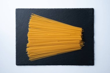 Spaghetti tahtada. Siyah arka plan. İtalyan mutfağı kavramı. İtalyan spagettisi.