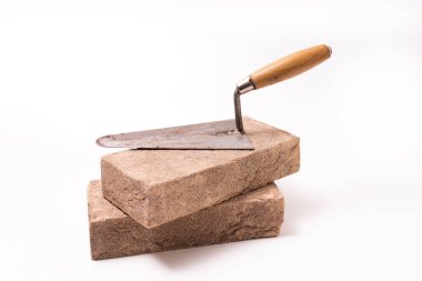 Mason 'ın tuğla ustası malası. Beyaz arka plan. inşaat kavramı