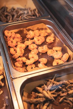 Markette kızarmış karides. Balık kızartması