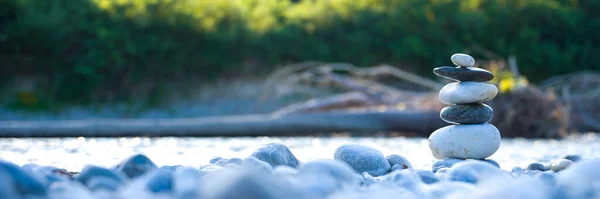 Piedras Apiladas Orilla Del Río Concepto Naturaleza Equilibrio Mental Meditación — Foto de Stock
