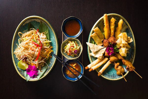 Plats Thaïlandais Typiques Pad Thai Vue Dessus Fond Bois Sombre — Photo