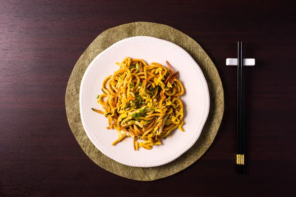 テーブルの上に箸で皿の上にアジアのベジタリアンフードうどん 水平方向のトップビュー — ストック写真