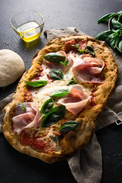 Tradicional Roman Pizza Alla Pala Com Ingredientes Sobre Fundo Escuro — Fotografia de Stock