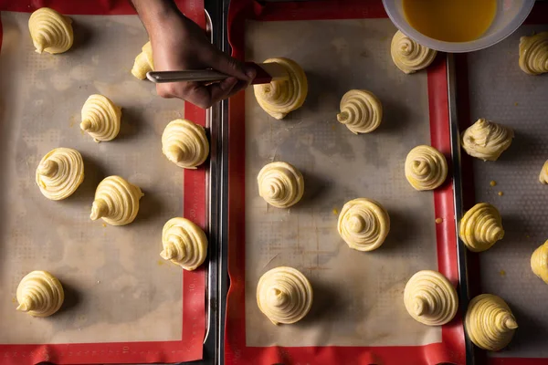 Mão Vista Superior Pastelaria Chef Escovando Bandejas Croissant Para Vidros — Fotografia de Stock