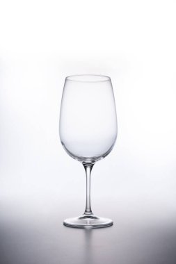 Gradyan beyaz arkaplanda boş kırmızı şarap kadehi