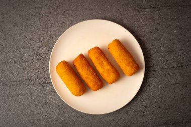 Tabakta kızarmış patates kroketleri