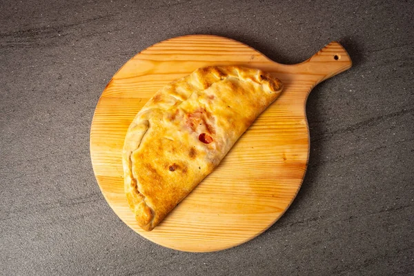 Pizza Calzone Pizzateig Gefüllt Und Gebacken Über Holzschneidebrett — Stockfoto