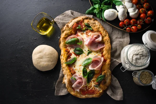 Üst görünüm pizza Romana alla pala koyu arkaplan içerikli