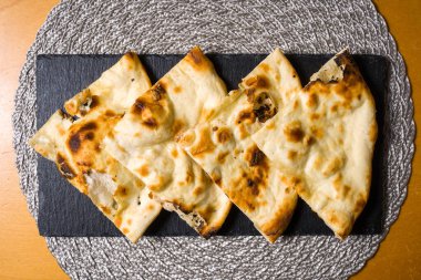 Tahta üzerinde tipik Hint ekmeği