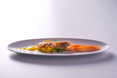 Terbiye edilmiş karides ve mango kremalı yemek. beyaz arkaplan 