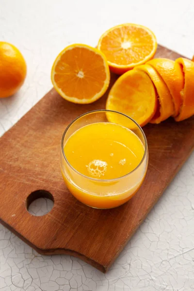 Tarocco Oranges Cutting Board Glass Orange Juice Light Background — Stock Photo, Image