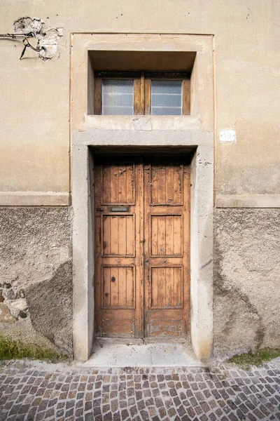 Старая Деревянная Входная Дверь Старого Таунхауса — стоковое фото