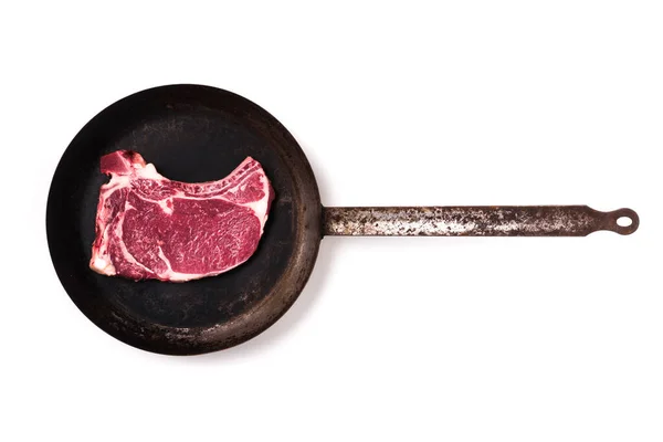 Régi Vasserpenyő Nyers Üsző Steak Top View Elszigetelt Fehér Háttér — Stock Fotó
