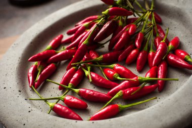 Kırsal tabaktaki acı biber grubu.