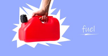 Renkli arka planda yakıt bidonu olan bir el. Yakıt, enerji, petrol kavramları