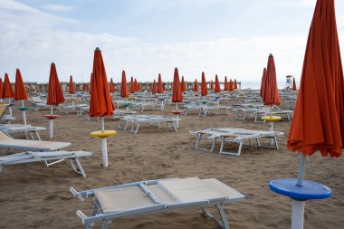 Mevsimin sonunda güneş yatakları ve şemsiyeler plajda kapanıyordu. Sezon sonu konsepti