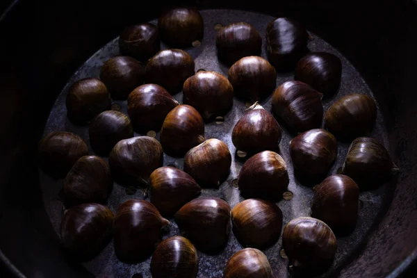 木製の背景に鍋にクローズアップ栗 生栗秋の果物 — ストック写真